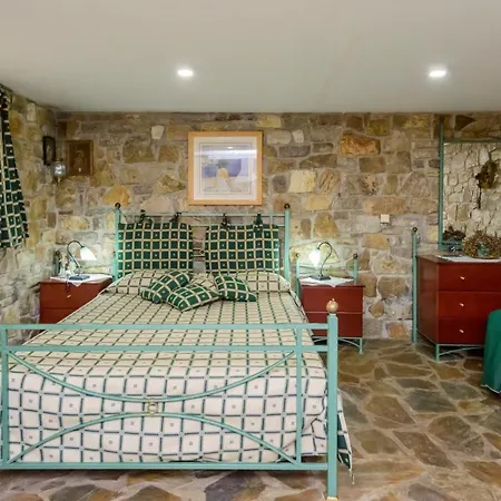 Garden Stone Studio - Secluded Holiday Escape كالاماتا