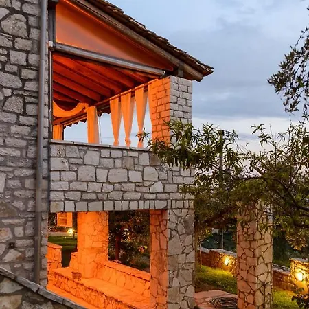 Garden Stone Studio - Secluded Holiday Escape كالاماتا